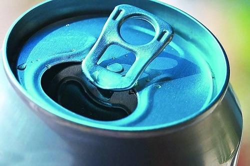 “巧妙”开酒瓶盖,简单几步,自己用手就能开