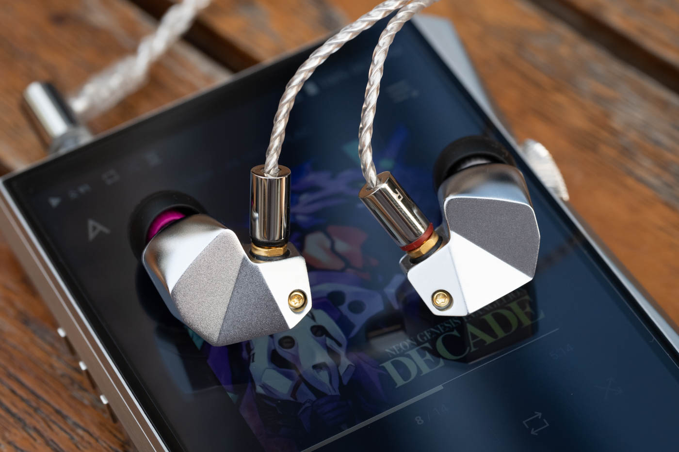 你要的是这个金耳机，这个银耳机，还是这个铁耳机呢？