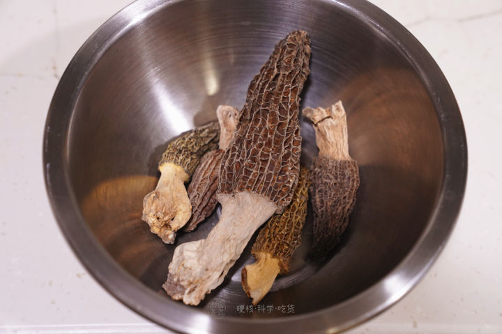 煎牛排爆油怎么办,煎牛排放黑胡椒容易糊吗