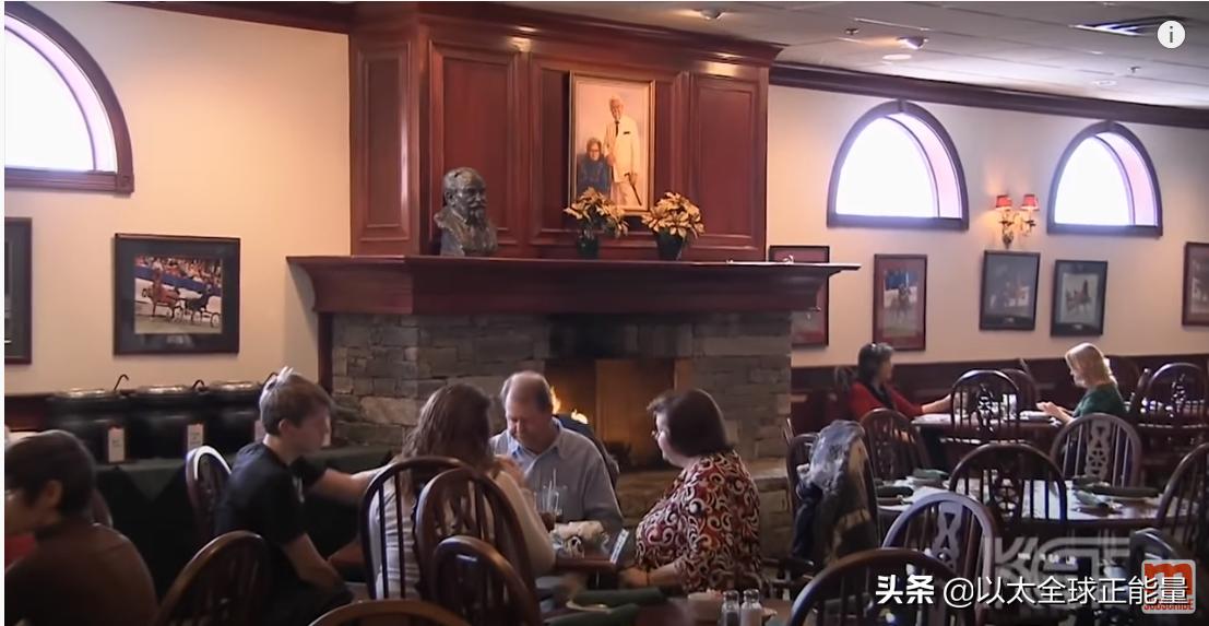 有八块腹肌的肯德基爷爷,肯德基老爷爷亲自做炸鸡