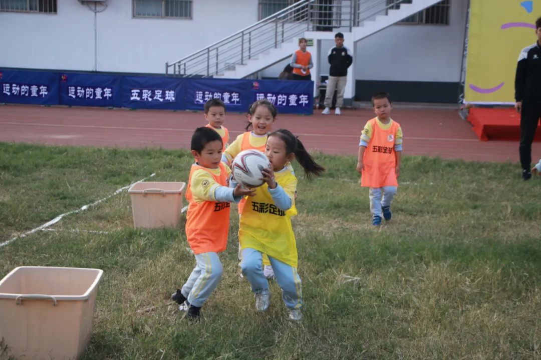 「五彩球运动」“宝贝向前冲”红黄蓝五彩球运动激情开幕