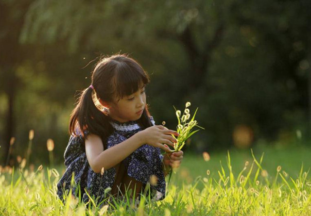 13岁女生扫雪冻伤手指险截肢,13岁女生扫雪手变黑险遭截肢