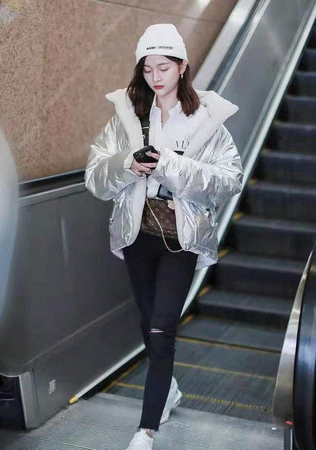 吴宣仪同款机场棕色格子外套,吴宣仪黑皮衣配什么裤子