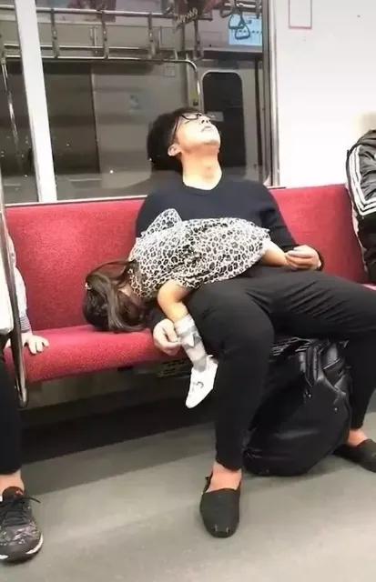 队友回到更衣室后笑哭,队友回归第一局