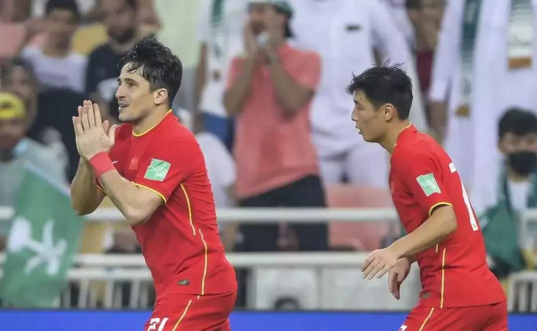 黄健翔解说国足战胜乌兹别克,黄健翔董路谈国足打日本