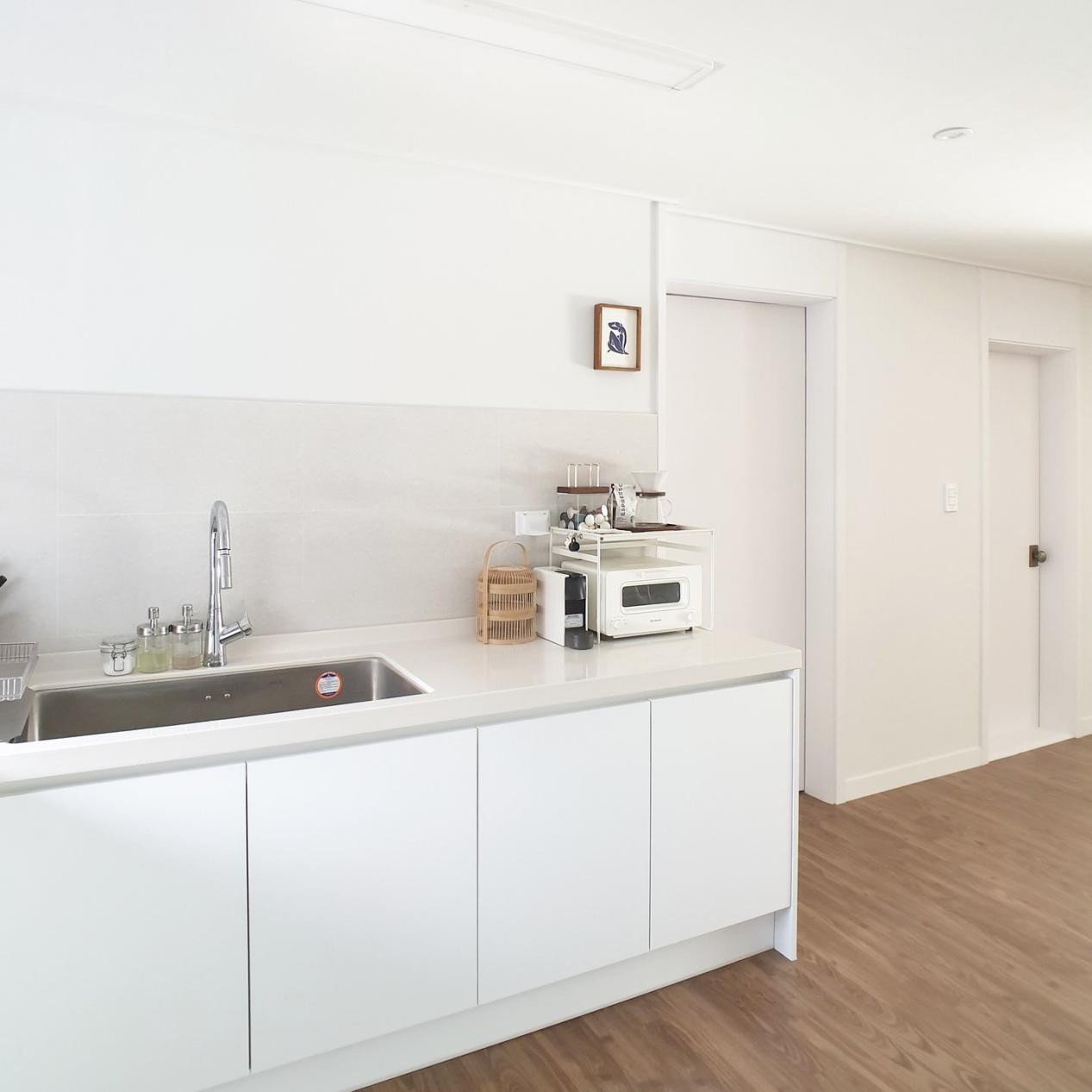 不多买,定期扔,85平米干净得太赏心悦目了,再住10年也照样清爽