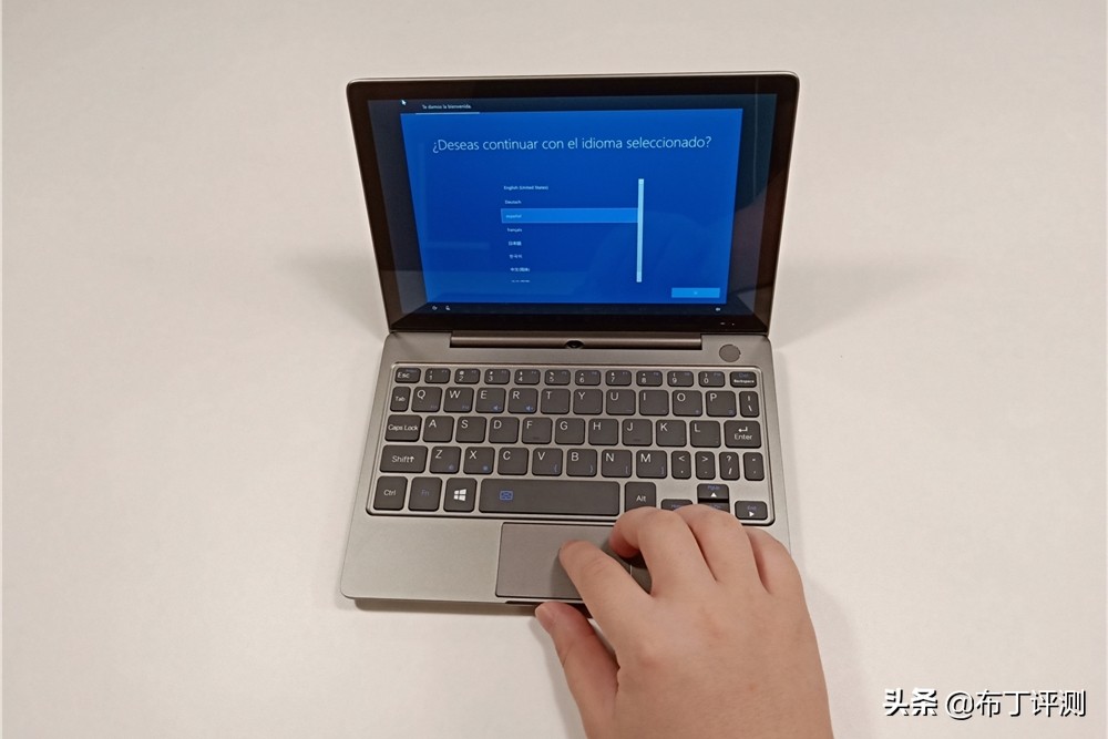 小巧轻薄易携带，更适合移动办公的掌上笔记本电脑