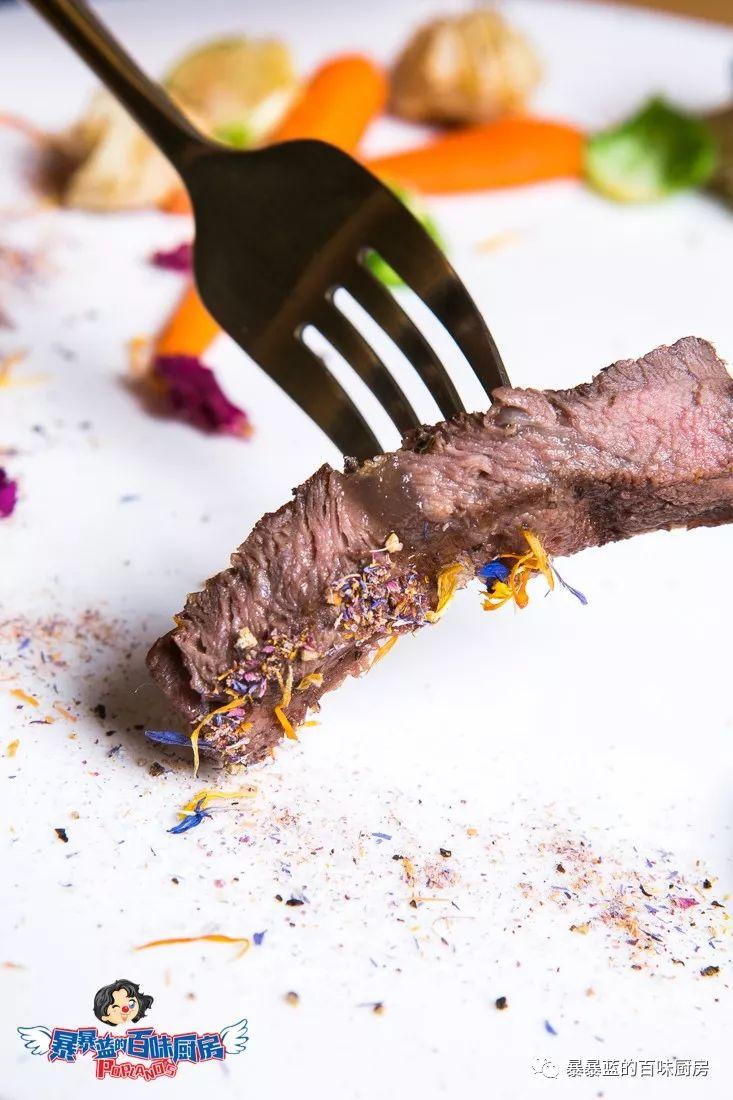 来这家店你真没办法好好吃饭，每道菜都堪比艺术品，好吃到光盘