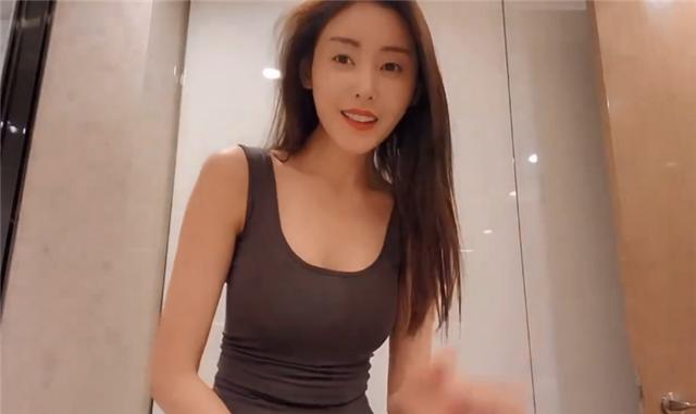 张天爱否认为金主戴了R环。她的年龄和8000万部电影被曝光