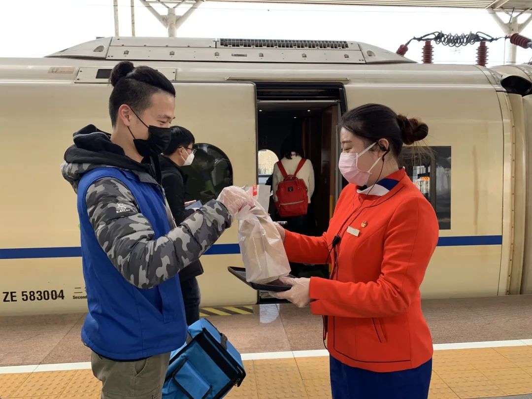 疫情期间火车上提供饭菜吗,疫情期间在火车买东西吃
