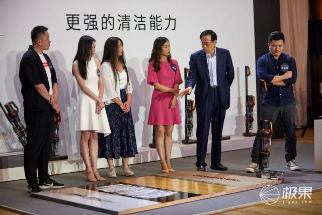 手持吸尘器做家务视频,轻便小巧大吸力吸尘器