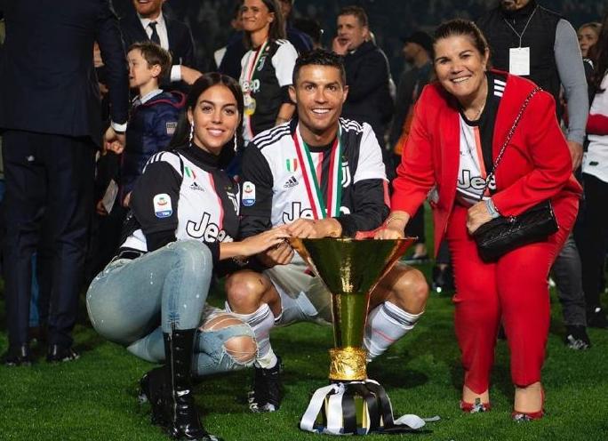 乔治娜和c罗并肩走,c罗内马尔击剑广告原视频