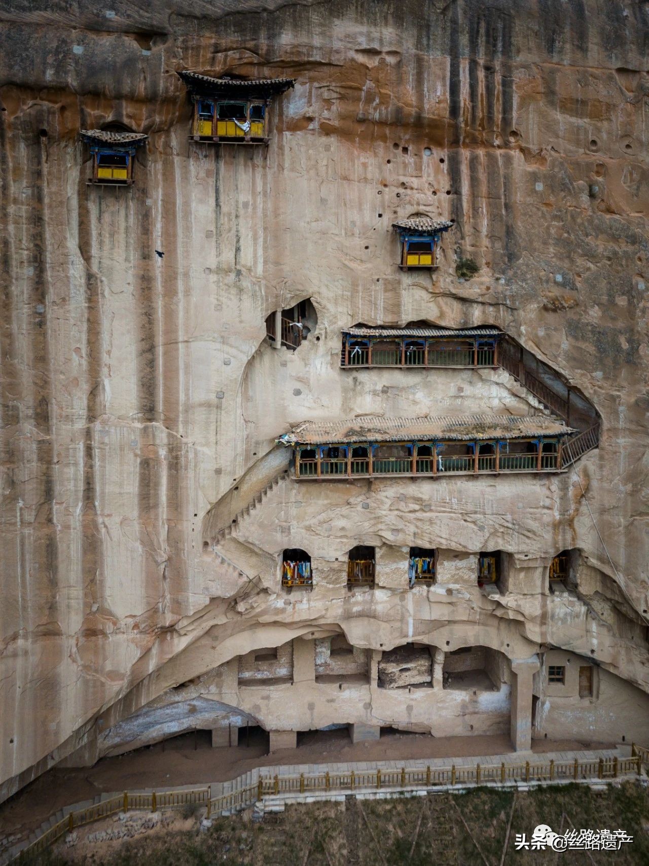 马蹄寺石窟群最大的洞窟,马蹄寺33天石窟内景色