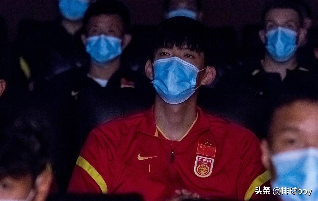 国足感动落泪视频,国足看了流泪