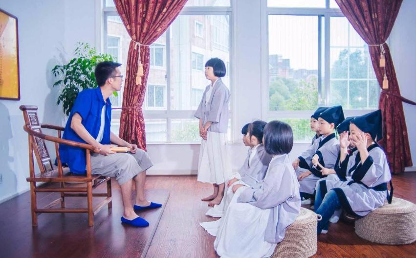 孩子街头耍无赖，家长教育没效果，面对孩子的礼貌教育该怎么做？