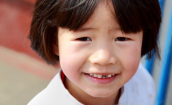 孩子换牙掉下来的牙怎么处理,孩子换牙乳牙不掉有什么好办法