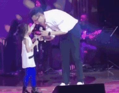 张亮教育孩子,张亮称女儿不能亲嘴