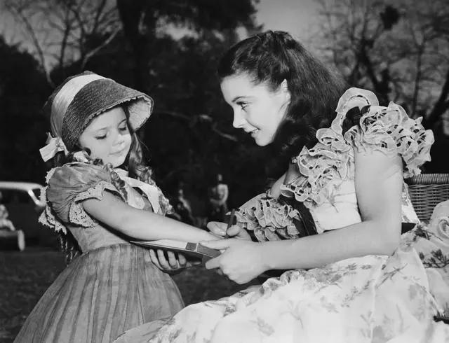 费雯丽盛世美颜也抵不过薄情寡义,费雯丽乱世佳人红裙