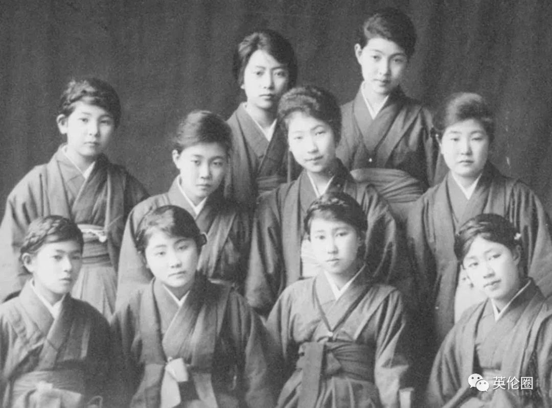 英国国王怎么也想不到，给他设计的童装在157年后火成这样