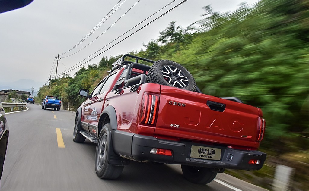 江淮新宽体大皮卡悍途即将上市,江淮悍途越野版皮卡带货箱盖