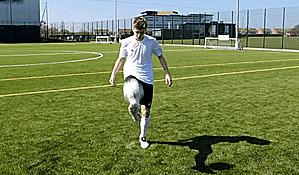 初学者足球颠球教学视频,单脚足球颠球教学初学者