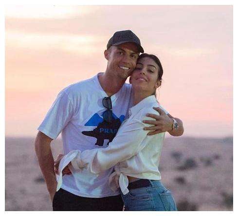 c罗出席活动戴的表,c罗穿蓝色西装出席活动