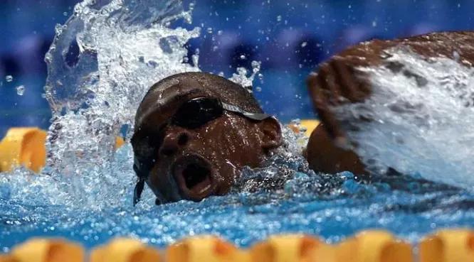 一名34岁男子跳水救人牺牲,游泳馆众人抢救溺水青年