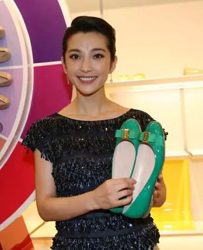 林允菲拉格慕全球品牌代言人,林允代言的香水