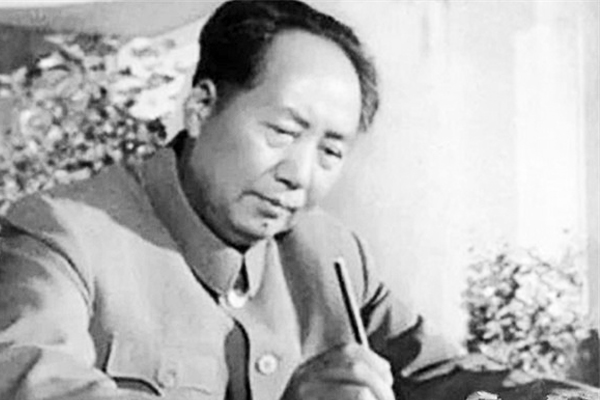 毛主席非常喜欢李贺的诗,两度化用李贺名句,均成惊艳后世的名篇