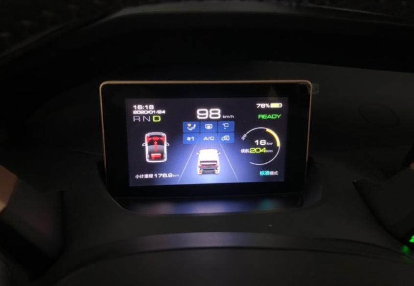 开宝骏E200回家过年，跑高速走泥路，还能塞行李，车主：比较满意