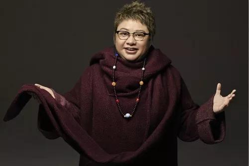 为慈善奉献一生，脾气耿直却三观正，不靠脸吃饭的韩红值得被尊敬