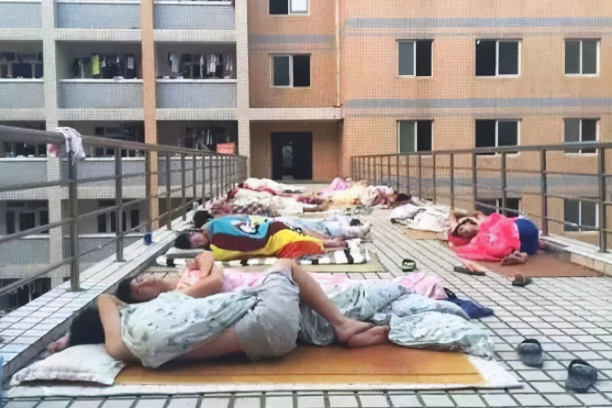 大学降温五种方法,天气太热了放冰块给室友降降温