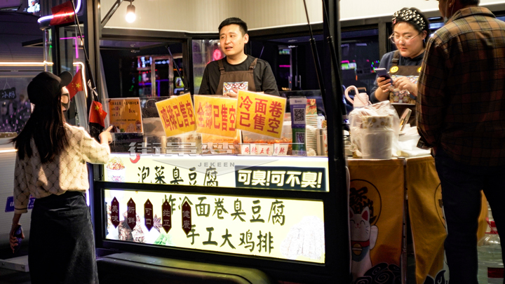 抢抓Z世代消费新风口，葫芦岛兴宫中街“集装箱”主题街游客爆满