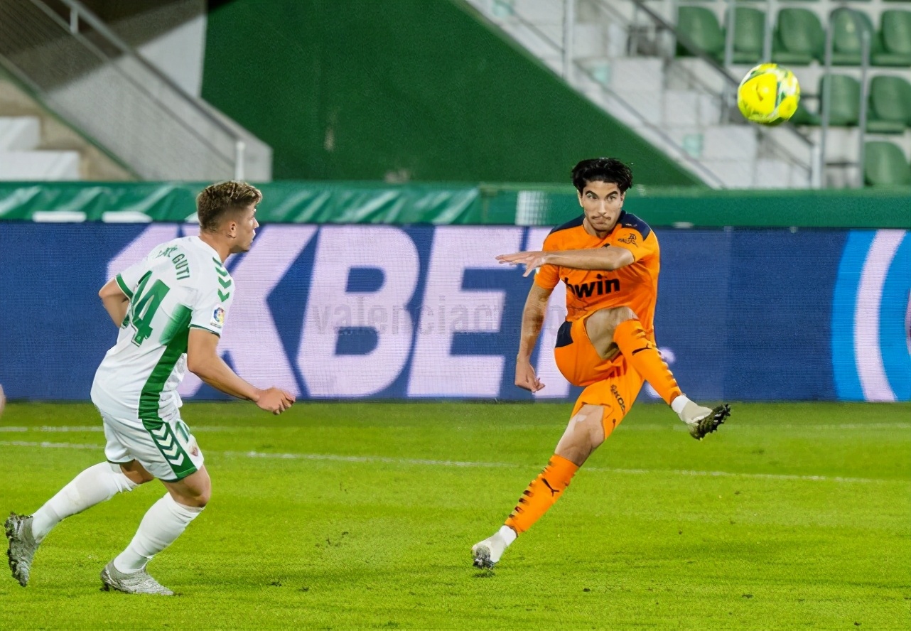 皇马2-1升班马阿尔梅里亚,2-1皇马一夜反超巴萨本泽马救主