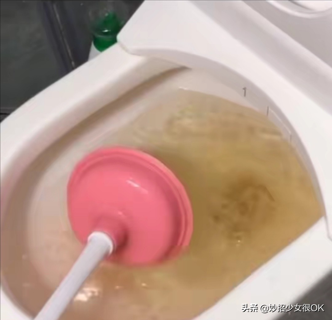 马桶掉进塑料瓶堵了怎么快速通,马桶掉进一个塑料瓶盖堵了怎么办