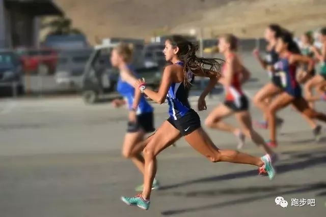 如何调整跑姿以改善呼吸效率,正确的跑姿和呼吸调整