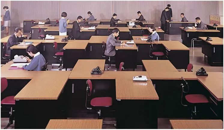 现在，全靠霓虹文具给我带来工作归属感