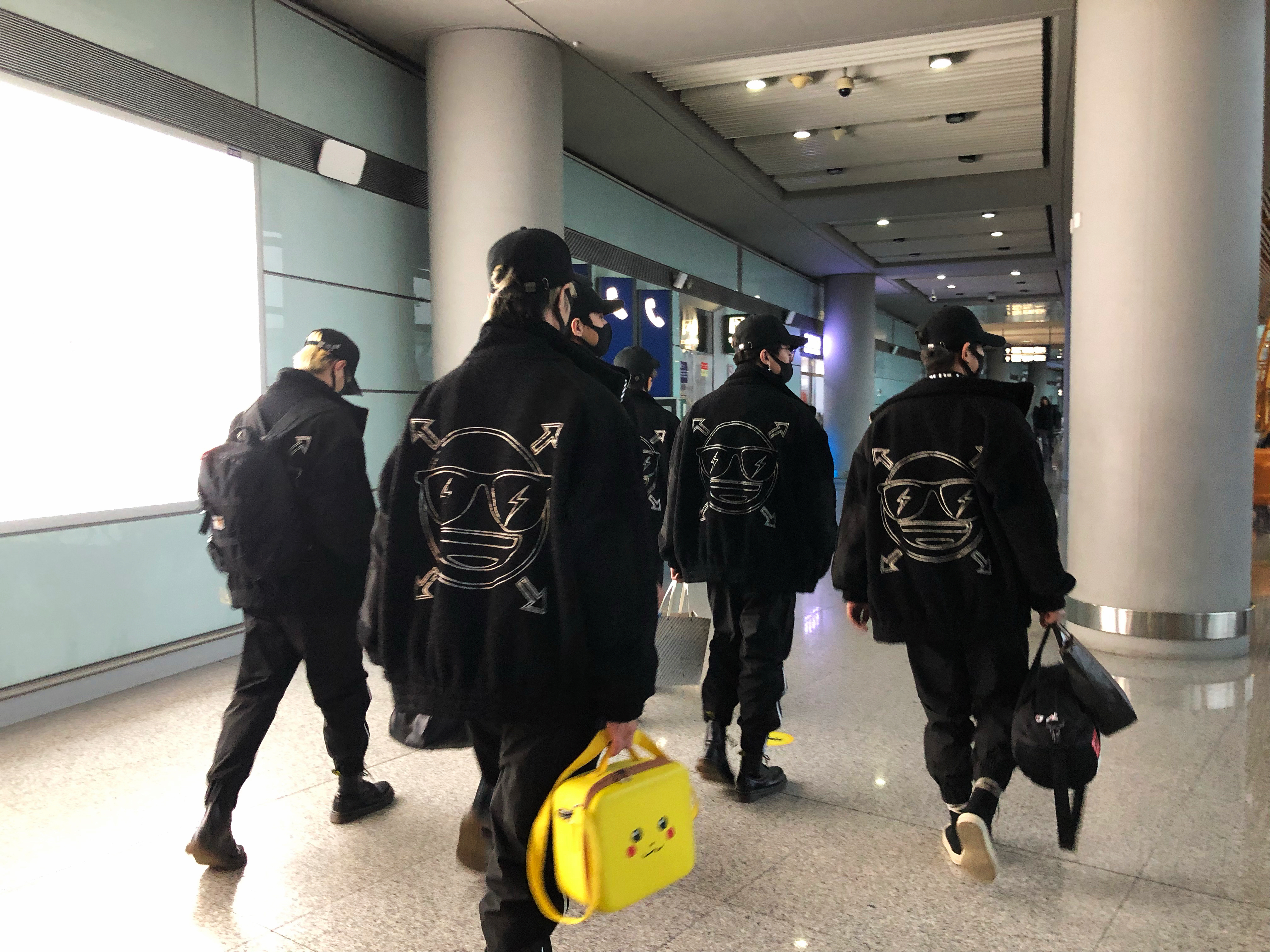 黑色系男团MK-1，携潮牌emoji开启赴韩之旅