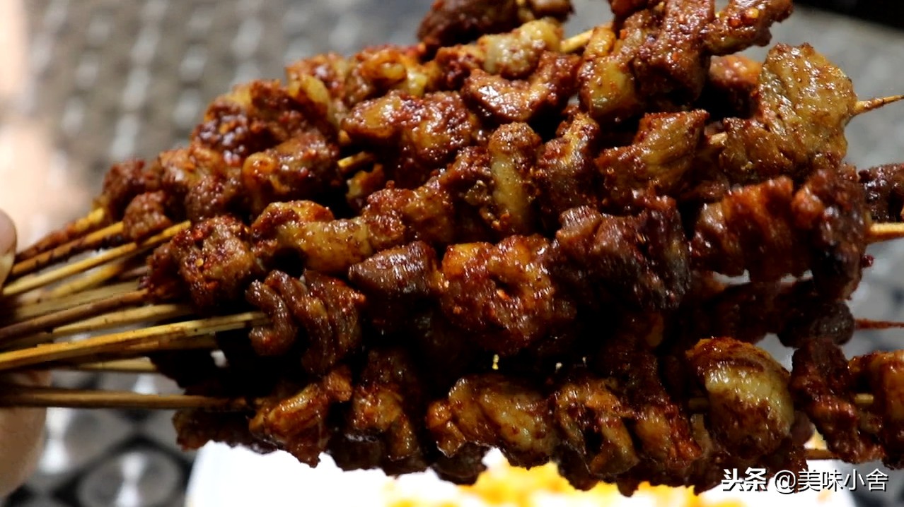 想吃羊肉串不用去夜市，做法诀窍教你在家烤，吃着真过瘾