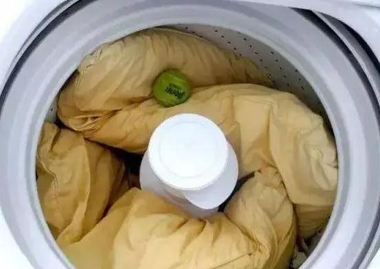 枕头发黄能洗吗,枕头发黄怎么泡