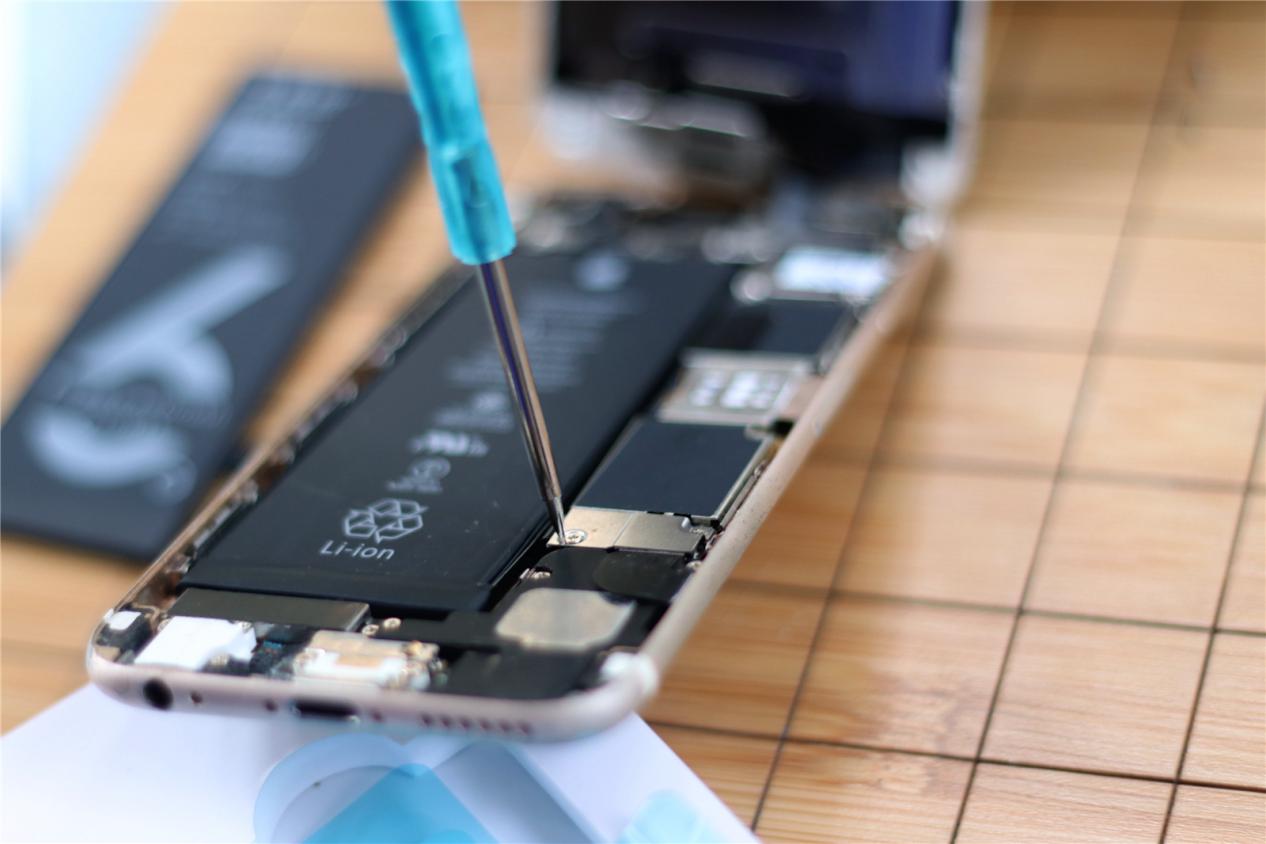 三分钟更换iPhone6虚标电池，老手机又焕发青春了