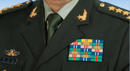 教你如何识别我军军官的级别大小，只看胸前的资历章就行了