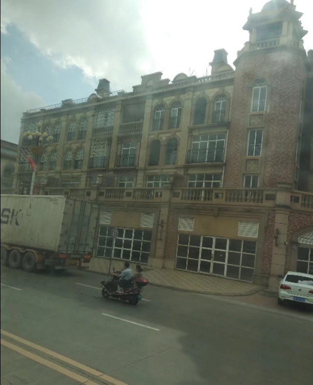 东兴越南风情街特产推荐,越南风情街在东兴口岸吗