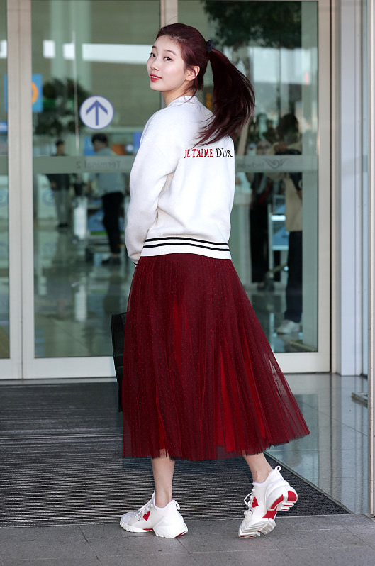 裴秀智穿粉色碎花裙图片,裴秀智黑色破洞牛仔裤