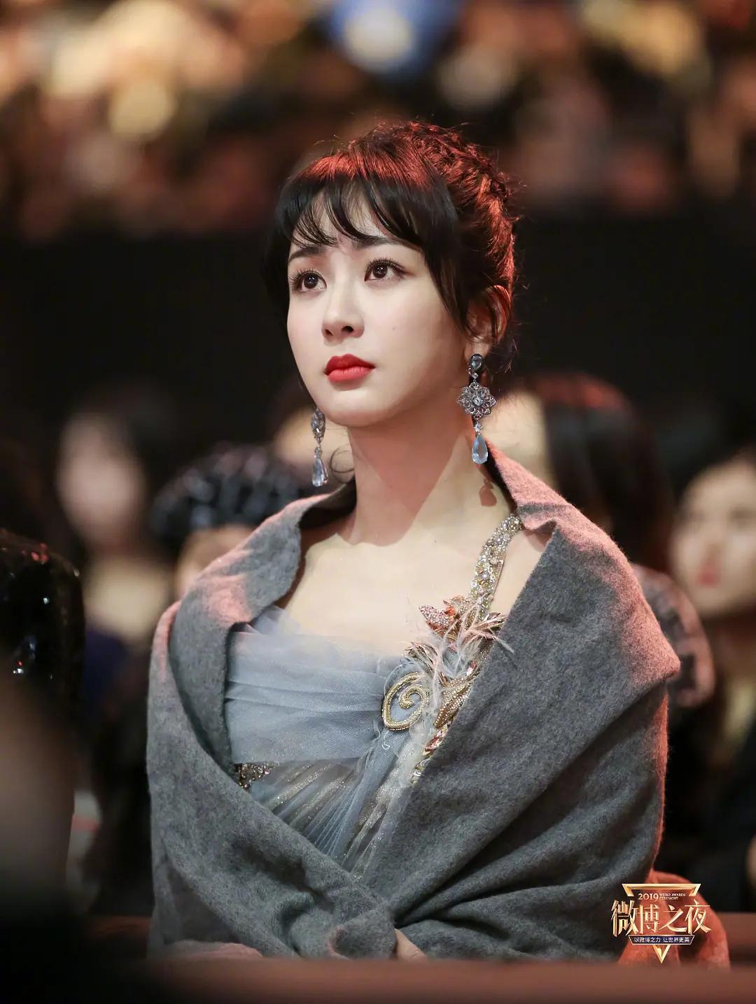 微博之夜赵丽颖杨幂一起走红毯 (杨幂赵丽颖微博之夜美图对比)