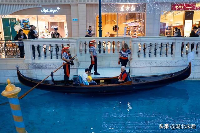 除了蓝天白云的天空还有贡多拉船游览澳门威尼斯人