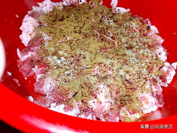 就地取材，用天然小肠灌出的香肠，再接受腊月洗礼，香辣到没朋友