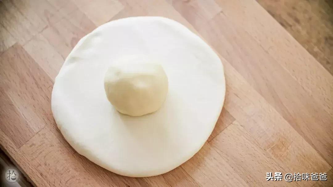 在家也可以做出酥脆的绿豆饼了,在家自制酥皮冰绿豆饼不用烤箱