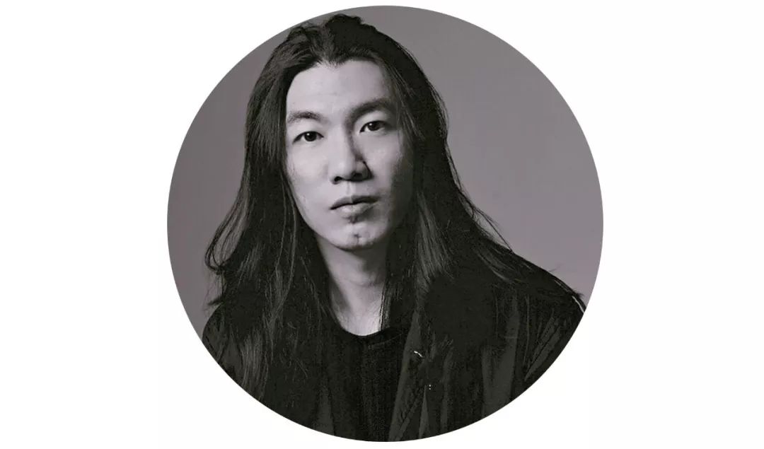 “成日”与性感女郎打交道的《男人装》主编，却说自己没生活