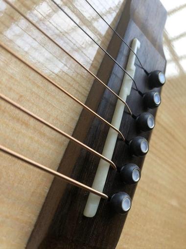 吉他指弹总是弹错弦,吉他指板来回弹奏